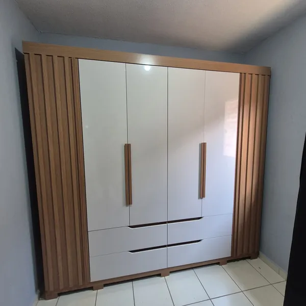 Guarda-roupa com detalhes ripados em madeira