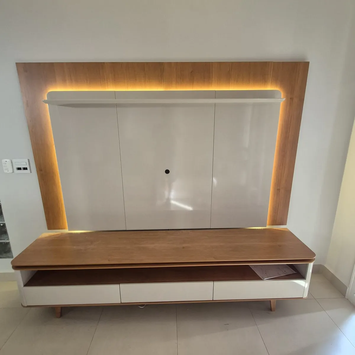 Rack com painel e iluminação de LED montado em sala
